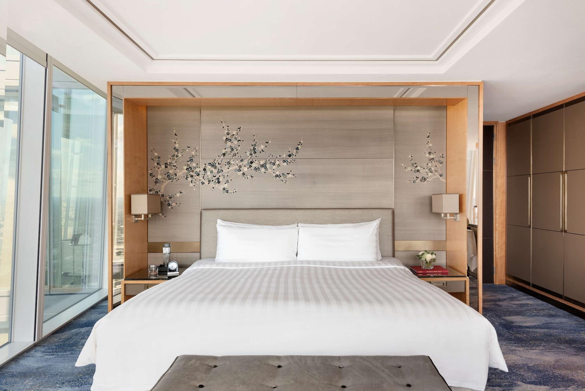 Shangri-La The Shard, London Exterior photo A bedroom at the hotel