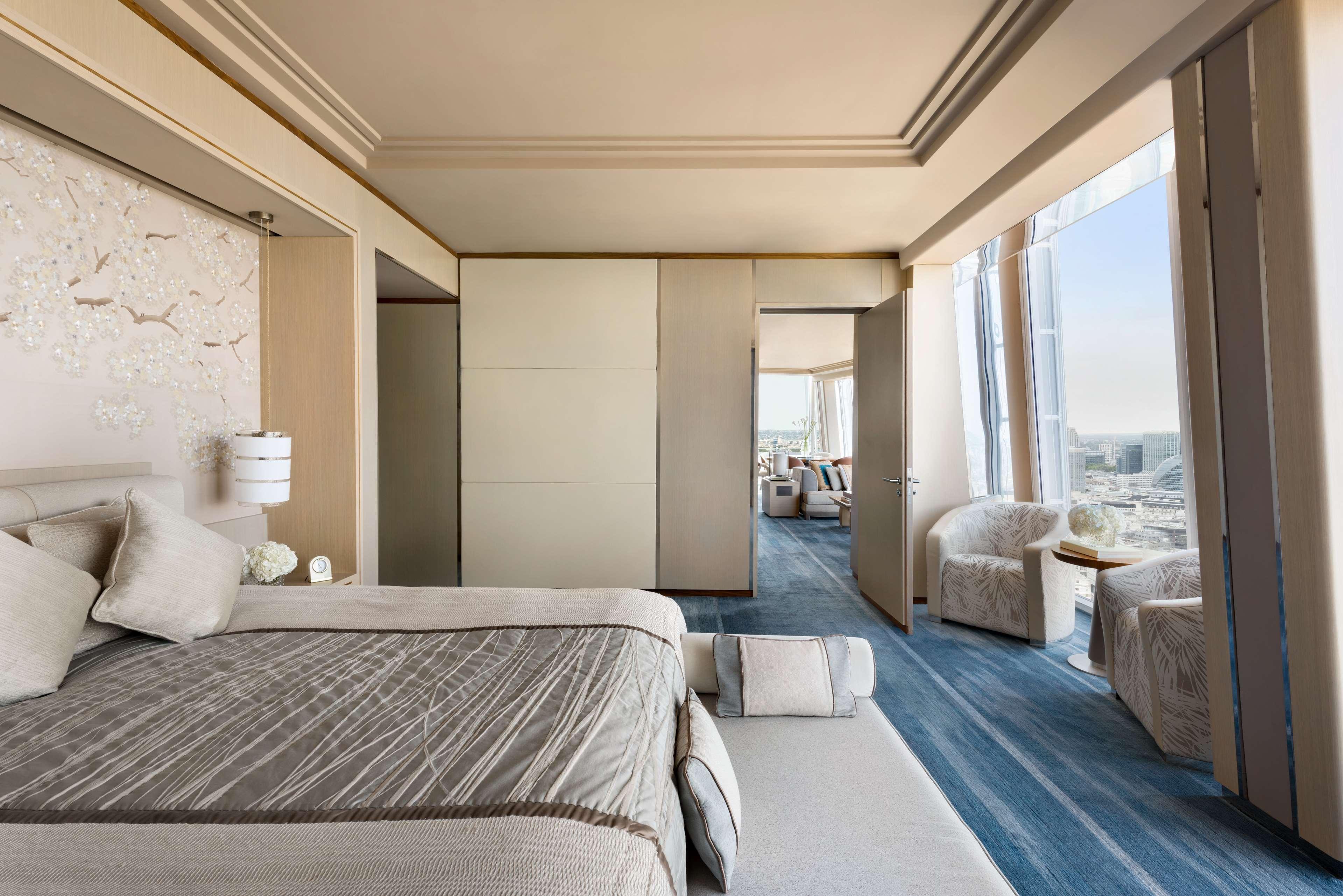 Shangri-La The Shard, London Exterior photo The bedroom of a Sky Suite