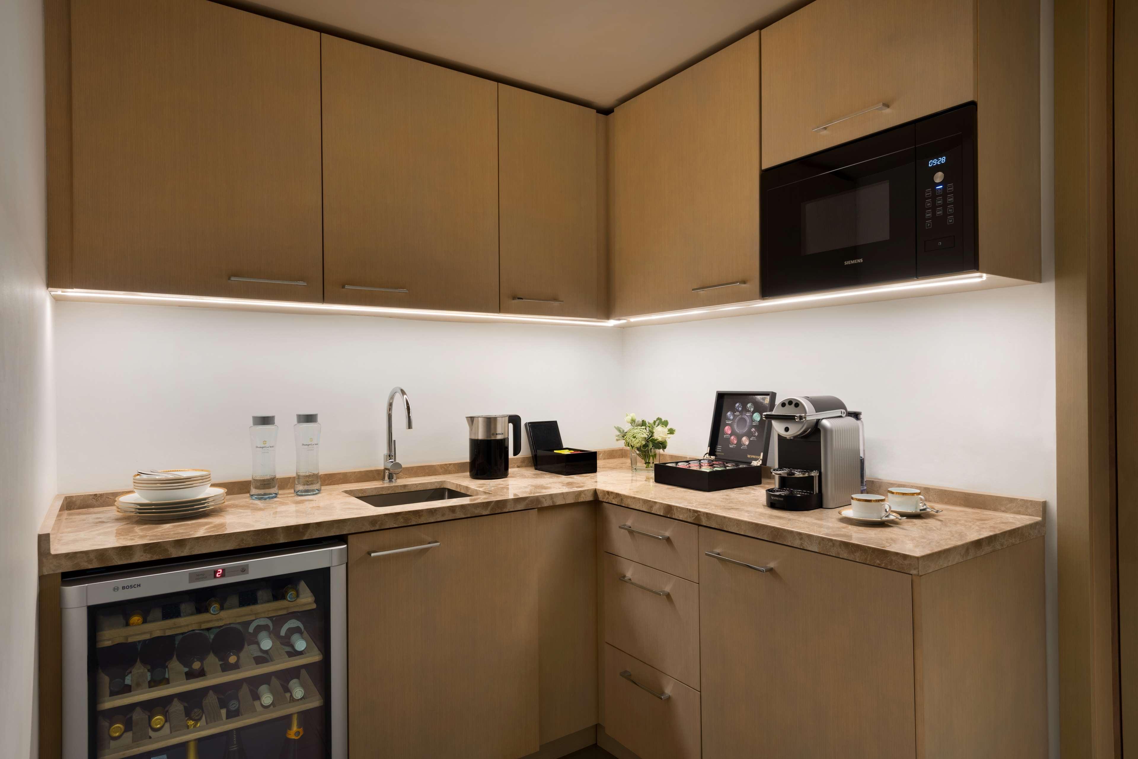 Shangri-La The Shard, London Exterior photo A kitchen in a hotel