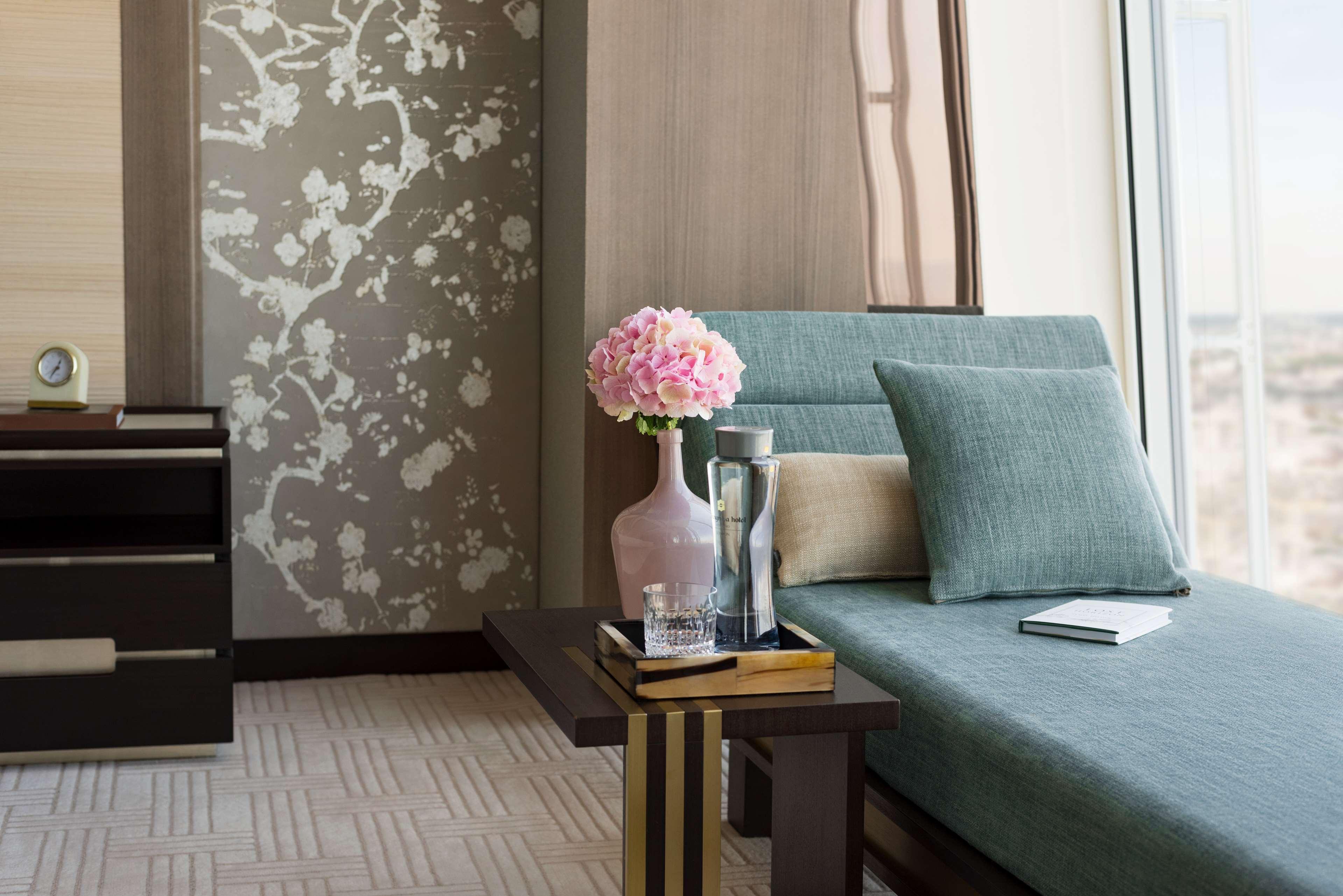 Shangri-La The Shard, London Exterior photo A room at the hotel