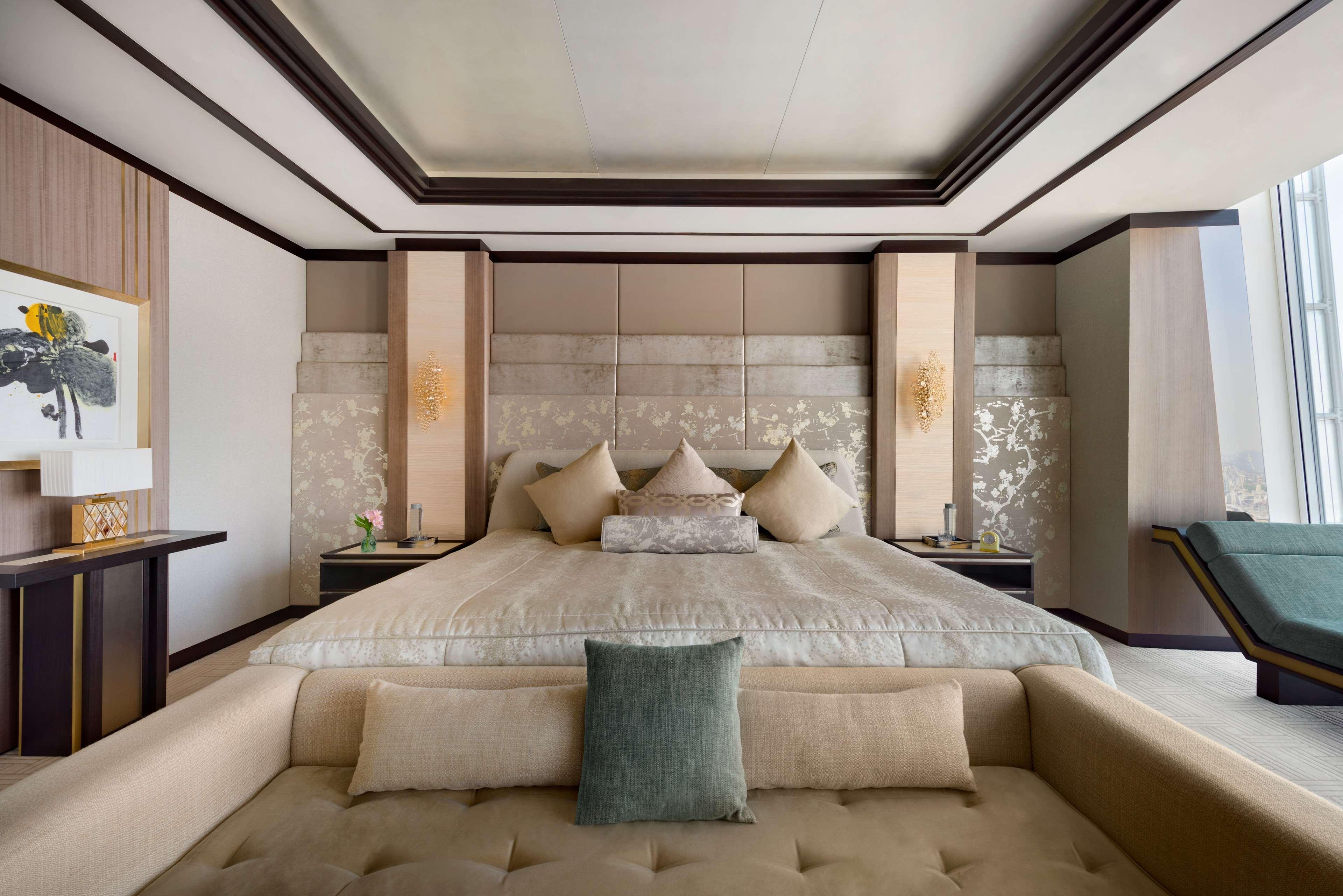 Shangri-La The Shard, London Exterior photo The bedroom of the Royal Suite