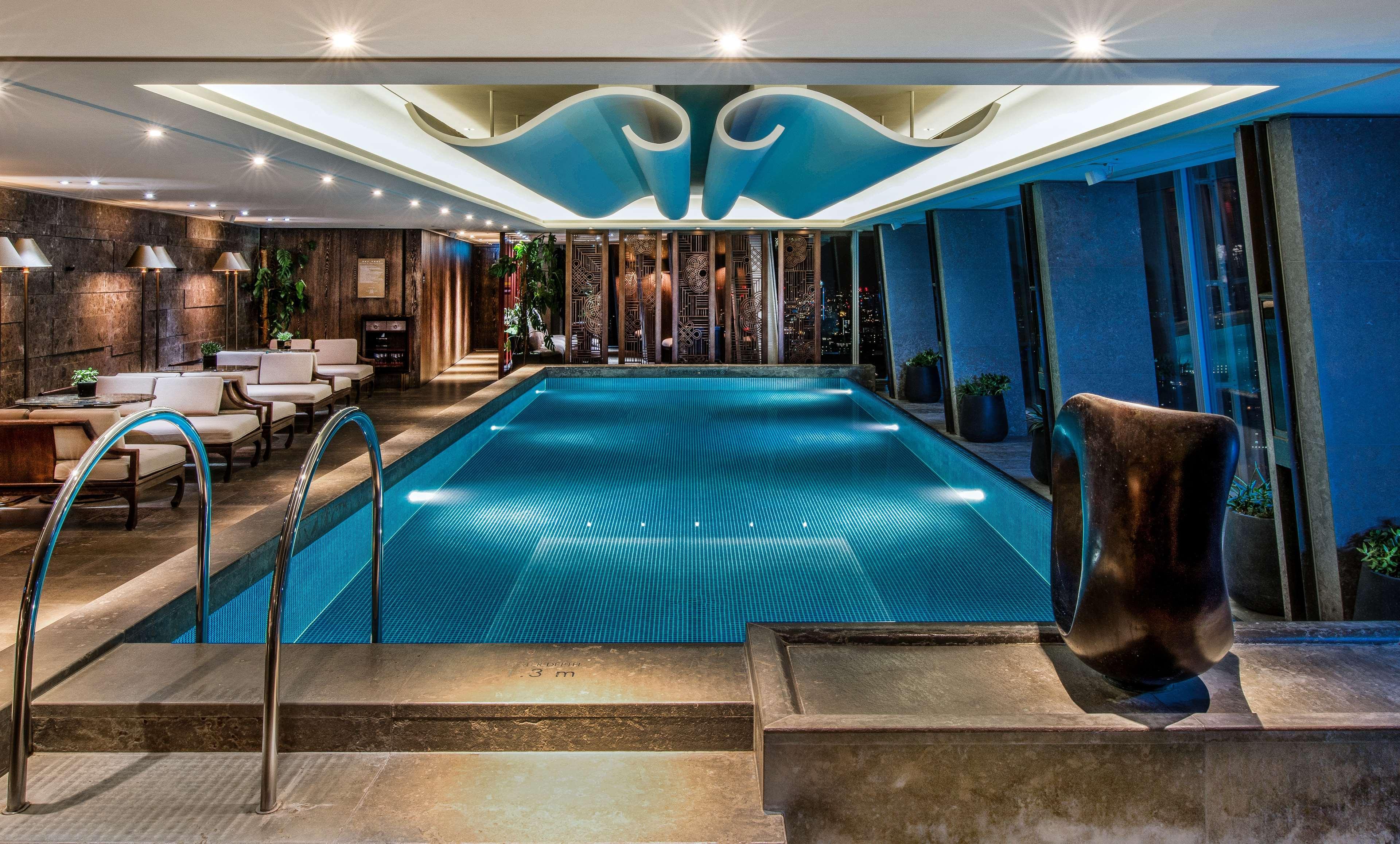 Shangri-La The Shard, London Exterior photo The swimming pool at The Landmark