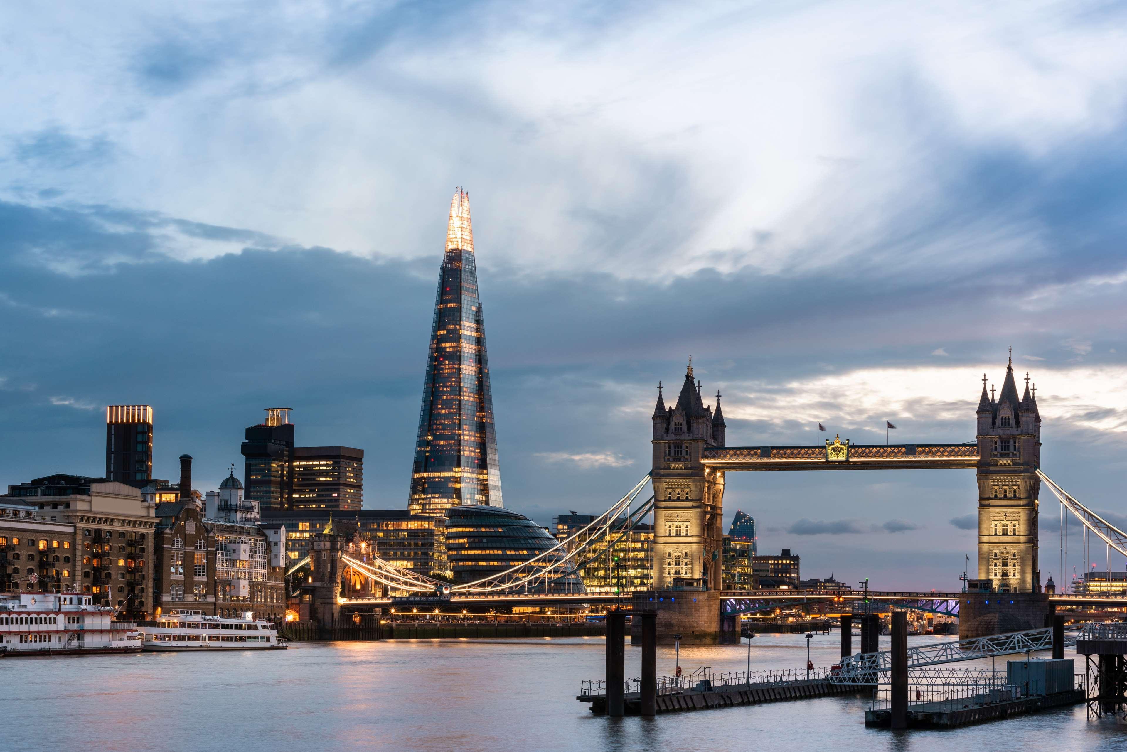 Shangri-La The Shard, London Exterior photo The Shard and Tower Bridge