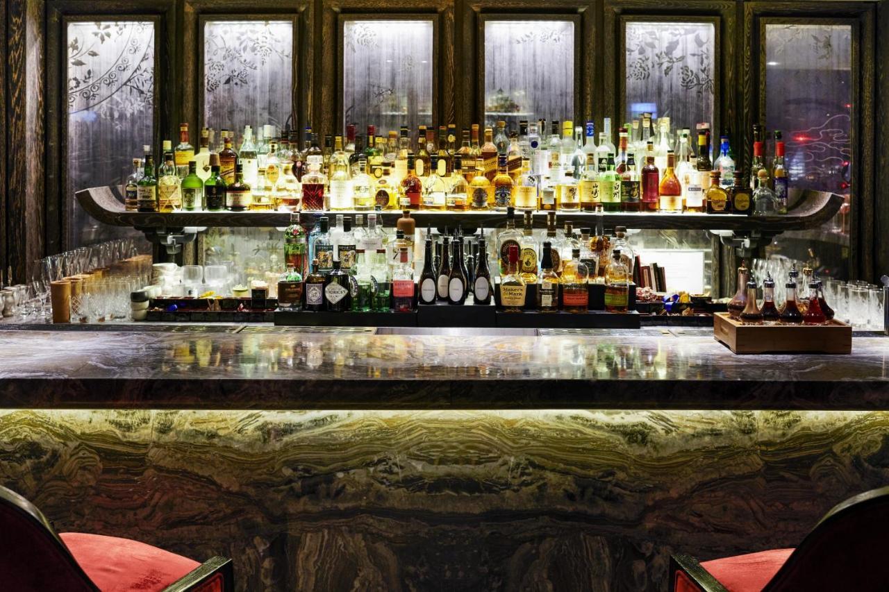 Shangri-La The Shard, London Exterior photo The bar at the Connaught