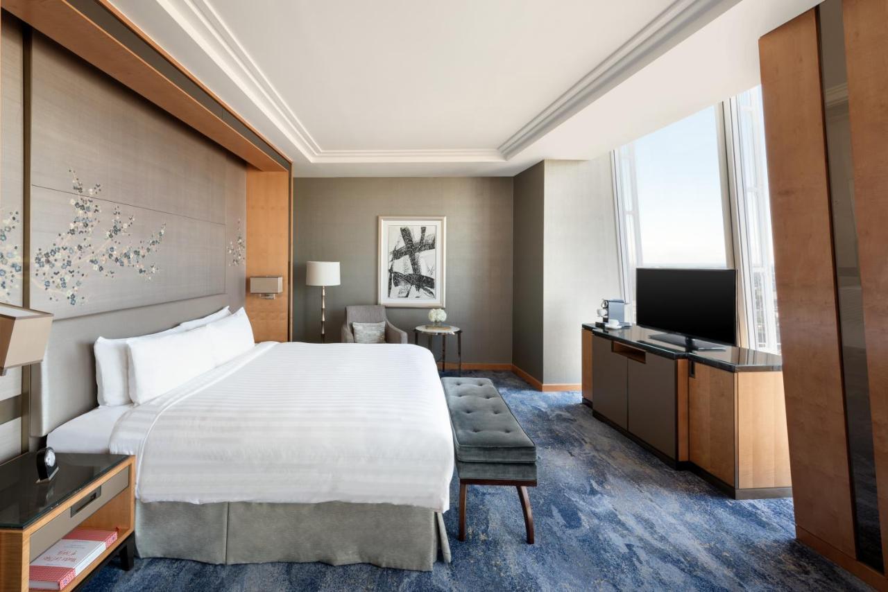 Shangri-La The Shard, London Exterior photo A bedroom at the hotel